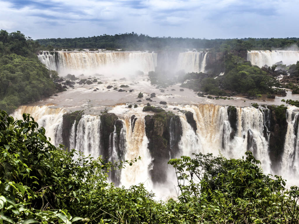 Cataratas do Iguaçu are waterfalls of the Iguazu River on the border of the Argentine province of Misiones and the Brazilian state of Paraná. 